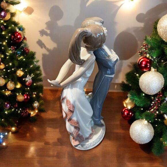 Lladro Lets Make Up Retired Figurine #5555 MINT Condition Glossy Finish IOB - Picture 2 of 11